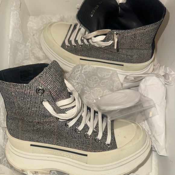 🛍️ High-Top Gray and White Platform Sneakers - Picture 7 of 8